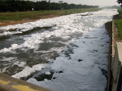 Air Kanal Timur Berbuih Sekilas Seperti Sungai Bersalju