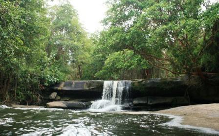 adalah sebuah kawasan perbukitan yang terletak di pinggiran teluk Sungai Kapuas di bagian  Tempat Wisata Air Terjun Pancur Aji Sanggau di Kalimantan Barat