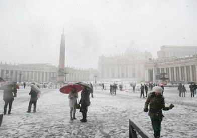 Roma bajo la nieve para alegría de turistas y residentes