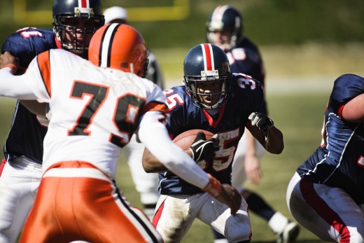 joueurs de football américain en pleine action