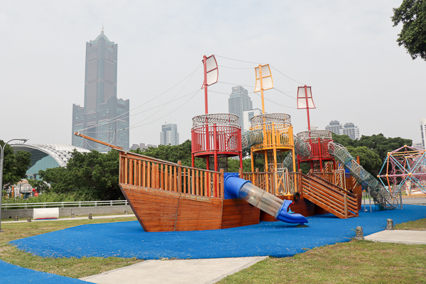 高雄前鎮中油海洋天堂公園海盜船遊具好特別，還有多種兒童遊樂設施