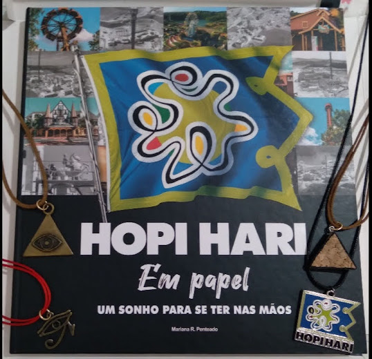 Livro Hopi Hari e colares