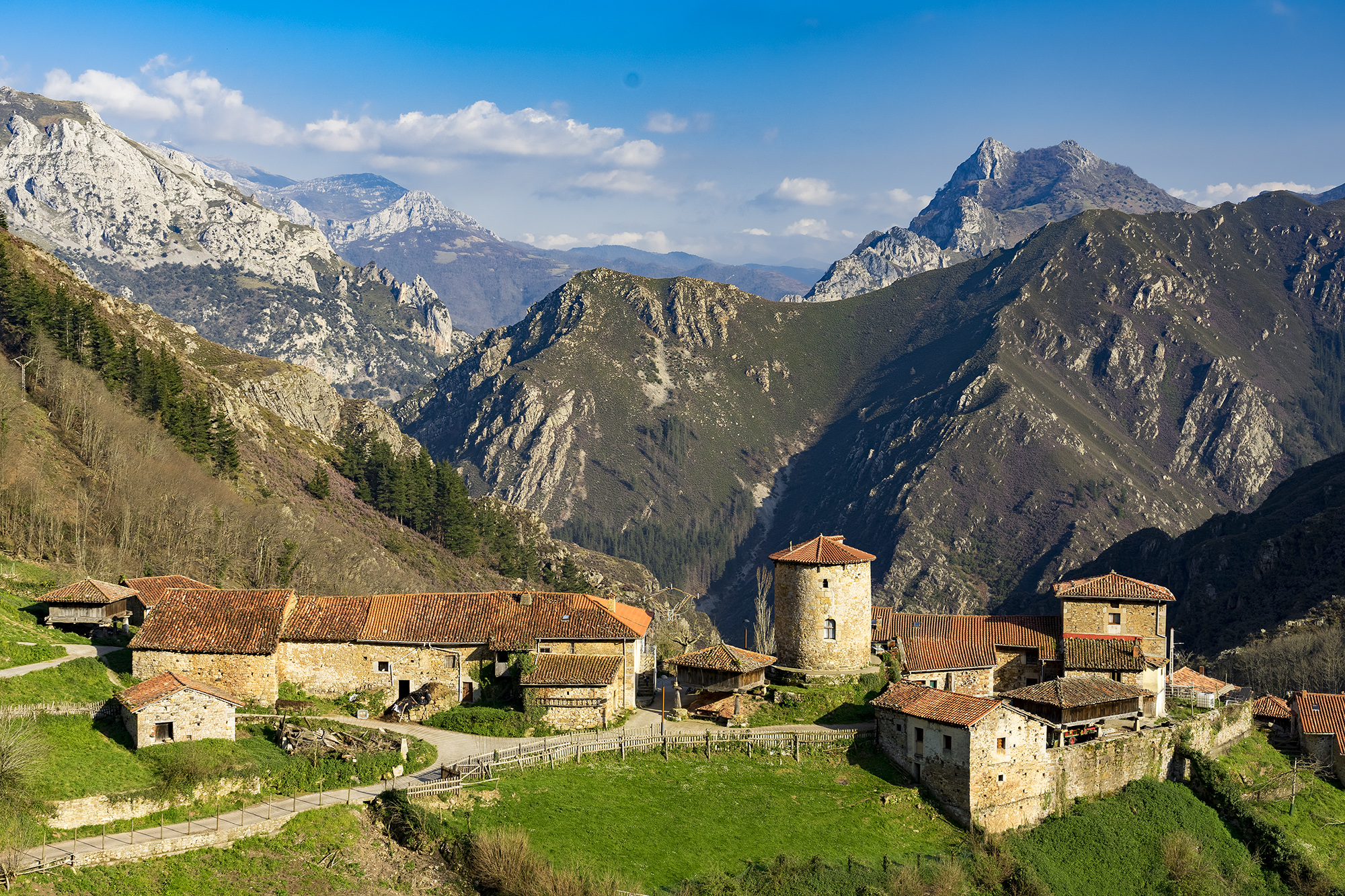 Bandujo. Paisaje del pueblo medieval en Asturias con su torre medieval.