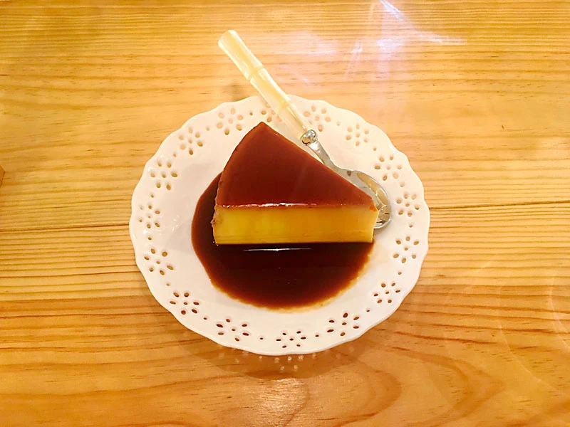 JR四ツ谷駅から新宿通りを西へ徒歩4・5分にある隠れ家カフェ『TORANOKO roasted coffee&sweets』のたまごたっプリン