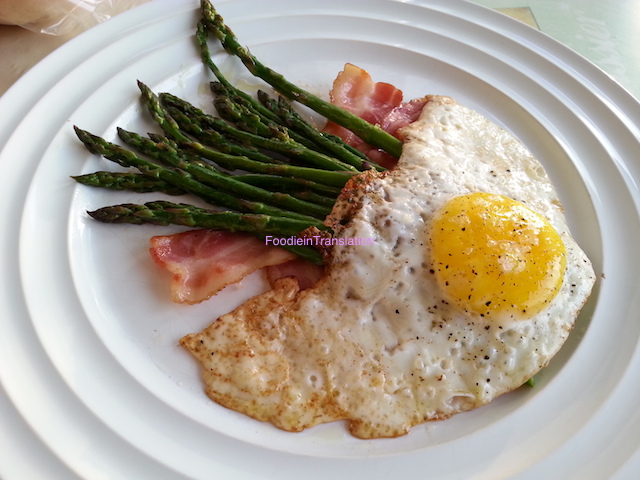 Uova su letto di asparagi e bacon