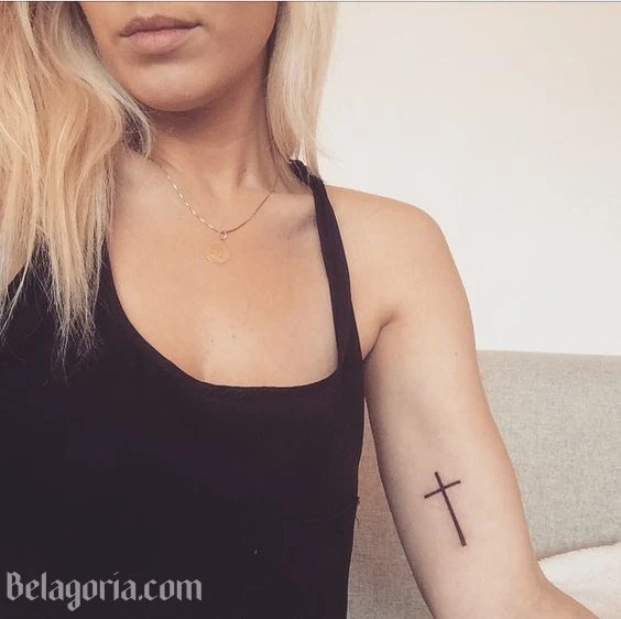 Un tatuaje cristiano para mujer