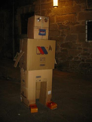 Robot realizado con cajas de carton encontradas en el plaza de Mugartegui