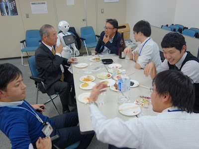 利き酒会で社員とお酒を飲むpepper