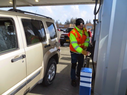 StateLawSaysTheyMUSTPumpYourGas--2014-04-25-11-43.jpg