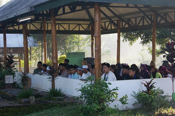 Para peserta Perwimanas di makam KH. Yazid Nur sebelum melanjutkan acara ziarah ke makam para wali di Jawa Timur.