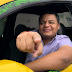 Manejando un taxi alcalde de Riohacha recoge información para el Plan de Desarrollo 2024-2027