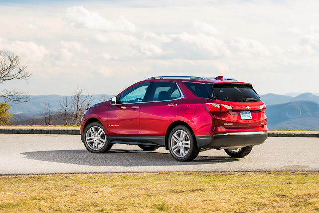 Rear 3/4 view of 2018 Chevrolet Equinox Premier 2.0T