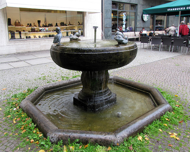 Jungschwanenbrunnen (Young Swans Fountain) by August Gaul, Kurfürstendamm - Leibnizstraße, Berlin