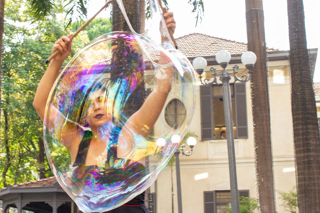 Bolhas Gigantes é uma performance criativa e inovadora de Humor e Circo para eventos.