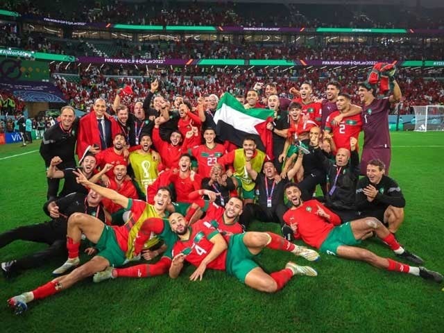 فیفا ورلڈکپ؛ مراکش نے اسپین کو ہراکر میدان پر فلسطینی پرچم لہرادیئے