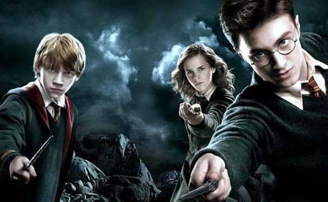 Uraian ini adalah lanjutan uraian sebelumnya (Mengapa Voldemort Hanya Menyerang Sekolah Sihir Hoghwarts? - Bagian 1). Untuk mendapatkan pemahaman yang lebih baik dan urutan lebih lengkap, sebaiknya bacalah uraian sebelumnya terlebih dulu.  Sekitar tahun 1996, atau timeline buku keenam Harry Potter, Voldemort mulai mendeklarasikan perang secara terbuka. Menenggelamkan banyak muggle di jembatan Brockdale karena Fudge menolak untuk menyerahkan Kementrian Sihir, Amelia Bones dan Emmeline Vance tewas tanpa tahu siapa pelakunya.   Igor Karkaroff, yang tidak lain adalah Kepala Sekolah Durmstrang sekaligus mantan Pelahap Maut, ditemukan tewas di sebuah gubuk dengan Tanda Kegelapan di atas gubuk tersebut. Belum lagi Florean Fortescue (pemilik es krim parlour di Diagon Alley) dan Garrick Olivander (si pembuat tongkat sihir) menghilang tanpa jejak.  Voldemort juga mulai mengumpulkan aliansi pasukan, mulai dari para raksasa, manusia serigala, dan bahkan dementor. Banyak tahanan Azkaban kabur dan beraliansi dengan Voldemort, termasuk di dalamnya rencana pembunuhan Albus Dumbledore yang selanjutnya terjadi di akhir buku keenam.   Di buku ketujuh, pasca tewasnya kepala sekolah Hoghwarts, tampuk kekuasaan sekolah sihir Hogwarts dipegang oleh Severus Snape. Penyihir gondrong dengan hidung berminyak ini jadi kepala sekolah Hogwarts menggantikan Dumbledore. Tahun itu, Hogwarts sangat suram dan penuh dengan aroma sihir hitam.   The Golden Trio, Harry Potter, Ronald Weasley, dan Hermione Granger, tidak meneruskan tahun ketujuh pendidikan sihir di Horgwarts karena mereka dalam penugasan mencari keberadaan horcrux dan menghancurkannya. Horcrux-horcrux ini yang kemudian diketahui adalah benda-benda heirloom dari ketiga Asrama (Cangkir Hufflepuff, Locket Slytherine, Diadem/Tiara Ravenclaw).  Saat cangkir Hufflepuff berhasil mereka ambil dari brankas keluarga Lestrange di Gringotts, berita ini sampai ke telinga Voldemort, dan Voldemort ngamuk luar biasa (kalau dalam film, voldemort dapat visi). Lalu Harry mendapat visi akan kekhawatiran dan ketakutan Voldemort, kalau-kalau Harry Potter tahu Horcrux selanjutnya ada di Hogwarts.  Berangkat dari penglihatan atau visi ini, Golden Trio berangkat ke Hogwarts yang ternyata lingkungan sekitarnya sudah dijaga ketat atas himbauan Voldemort. Singkat cerita, mereka mendapatkan Tiara Ravenclaw dan menghancurkannya, sementara sekolah mempersiapkan kemungkinan terburuk, yaitu perang terbuka, head to head dengan Voldemort dan antek-anteknya.  Akhirnya Voldemort mengirimkan bala tentaranya menyerang Hogwarts, hanya untuk menangkap satu manusia bernama Harry Potter. Setelah perang habis-habisan, Voldemort kembali menarik pasukannya dan mengirimkan pesan lewat sihir:  Harry Potter, yang sudah mengetahui fakta sebenarnya, berangkat sendiri ke Hutan Terlarang, di bawah Jubah Gaib, dimana Voldemort menunggunya. Di situlah akhirnya Voldemort menghancurkan horcrux-nya sendiri, yaitu The Living Harry.   Dengan hancurnya horcrux Harry, tewasnya Nagini - yang juga adalah Horcrux - dipenggal oleh Neville Longbottom, Voldemort hanyalah penyihir biasa. Head to head dengan Harry Potter dengan tongkat yang sebenarnya adalah milik Harry Potter, Voldemort sekali lagi kalah terkena kutukan kematian yang berbalik padanya.   Namun kali ini Voldemort tidak lagi jadi sesuatu yang lebih rendah daripada hantu, karena tak ada lagi Horcrux, tapi Voldemort benar-benar tewas. Dengan tewasnya Lord Voldemort, berakhirlah Perang Sihir Kedua.  Kalau dalam buku, mayat Lord Voldemort ditempatkan di aula terpisah dari para korban perang, tapi kalau di film Voldemort menghilang (vanishes) bagai debu.  Kenapa hanya Hogwarts yang diserang?  Karena saat itu di Hogwarts ada Harry Potter yang sedang mencari keberadaan Horcrux Tiara Helena Ravenclaw. Begitu haus darahnya Voldemort pada Harry Potter, hingga menyerang Hogwarts hanya untuk menangkap dan membunuh Harry Potter.   Harry dianggap Voldemort sebagai penghambat keberhasilannya, seperti yang ramalan katakan, dan berhubung Voldemort hanya tahu sebagian isi ramalannya, dia tidak sadar bahwa si bocah yang kita kenal dengan Harry Potter inilah yang kelak mengakhiri kekuatannya.  Apakah sekolah lain tidak membantu?  Jawabannya tidak. Meskipun kekuatan dan kebengisan Voldemort terkenal sepenjuru dunia sihir, tapi konflik sipil ini terjadi di Inggris Raya, dengan Harry Potter adalah target utama. Voldemort saat itu memang sangat berhasrat membunuh Harry Potter karena ramalan, tapi di satu sisi Harry Potter ada dalam perlindungan Dumbledore dan anggota Orde, sehingga agak sulit mendekatinya secara langsung.   Menentang Dumbledore duel sama saja cari masalah, maka dari itu di buku keenam Voldemort menyusun rencana untuk melenyapkan Dumbledore, agar bisa mendekati Harry. Sebenarnya plot Vildemort bisa dibaca, membunuh Dumbledore, melenyapkan Harry, melancarkan pembersihan Muggle di Inggris Raya, lalu melebarkan sayap ke penjuru dunia.