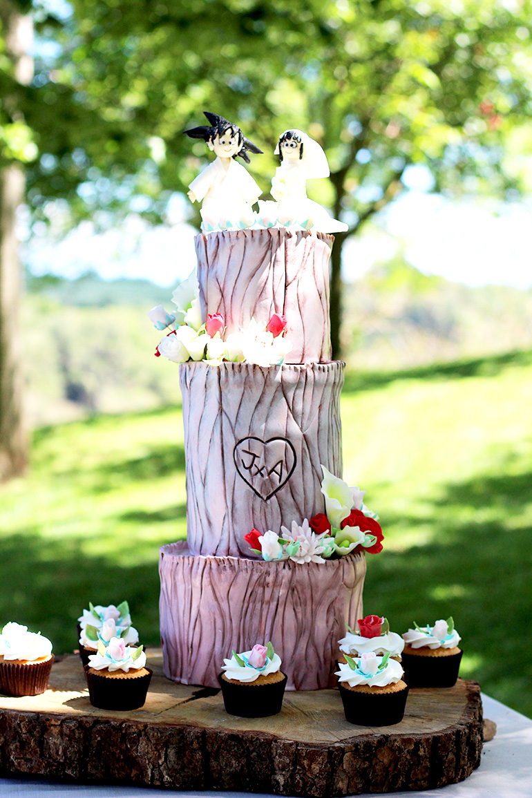 TARTA DE BODA (TARTA TRONCO) NOVIOS SON GOKU Y GIGI