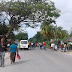  Residentes en San Rafael paralizan carretera Barahona- Enriquillo en demanda de solución a problemas de luz eléctrica