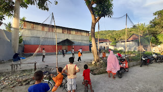 Gambar permainan voli di GOR Desa Bababulo