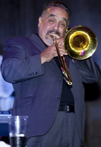 Foto de Willie Colón tocando la trompeta