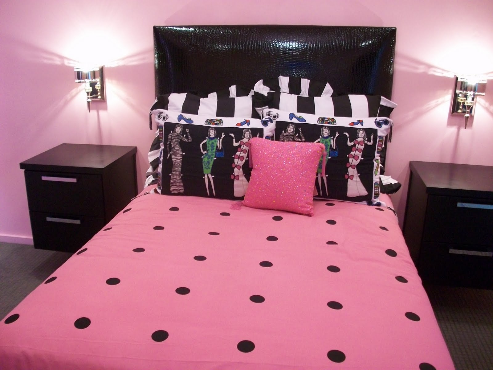 cool cake designs for teenagers check out this bold hot pink teenage girls bedroom it s amazing what a 