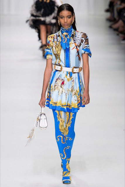 sfilata versace ss 2018 sfilata 20 anni morte gianni versace milano fashion week claudia shiffer naomi campbell sfilano a 50 annimariafelicia magno fashion blogger colorblock by felym fashion blog italiani fashion blogger italiane