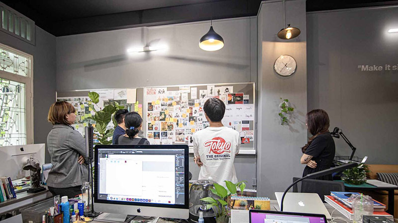Đội ngũ của Vũ Digital trong quá trình sáng tạo slogan với khách hàng đến từ Nhật Bản.