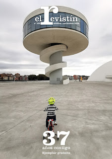 fotografía de un niño pequeño en bicicleta mirando a la torre mirador del niemeyer