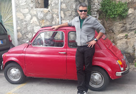 fiat-600-rojo-en-Praiano-italia-escapada-amalfitana