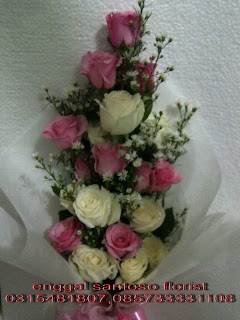 rangkaian bunga tangan pink & putih