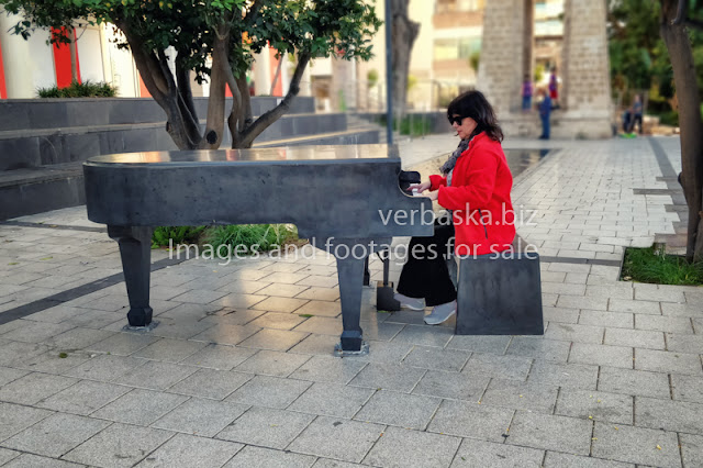 The street installation of the working reinforced grand piano