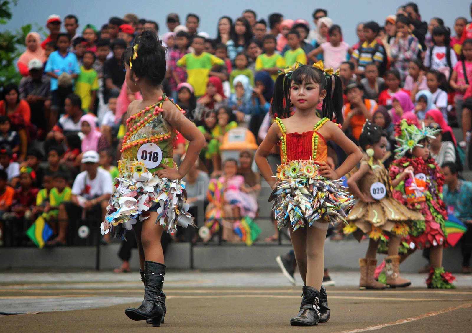 GREEN RECYCLE FASHION PARADE BUSANA DARI BAHAN DAUR ULANG