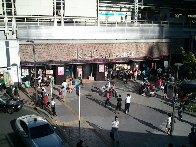JR秋葉原駅電気街口改札右側を出たところにあるAKB48カフェその2