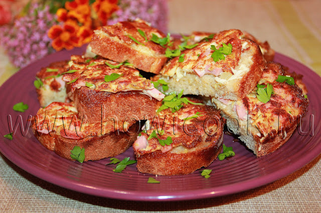 рецепт горячих бутербродов с колбасой и огурцами на завтрак