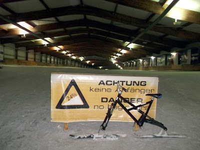 Image of a skibike at the start of the main slope at the AlpinCenter Bottrop