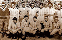 REAL VALLADOLID DEPORTIVO - Valladolid, España - Temporada 1955-56 - Benegas, Domingo, Saso (portero suplente), Lolo, Tini, Lesmes I, Losco; Matito, Cerdán, Murillo, José Luis y Valdés - REAL VALLADOLID 3 (Domingo 2 y Murillo), ATLÉTICO DE MADRID 1 (Tini (p.p.)) - 02/10/1955 - Liga de 1ª División, jornada 4 - Valladolid, estadio José Zorrilla -  El Valladolid se clasificó 9º en la Liga con Luis Miró de entrenador