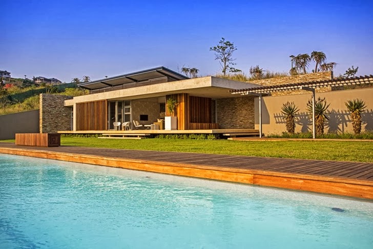 Swimming pool in the backyard of Modern Mansion by Metropole Architects 