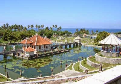 Kolam Besar Di Taman Ujung