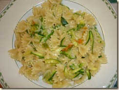 Farfalle con zucchine e fiori di zucca (640x480)