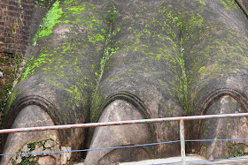 Sigiriya Lion Gate, paws not catlike, more like reptiles paws, dinosaur paw, enormous claws, three fingers 