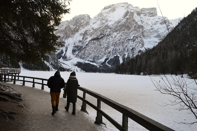 lago di braies inverno ghiacciato