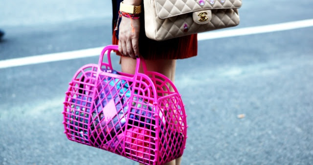 Lady carrying a pink cage bag
