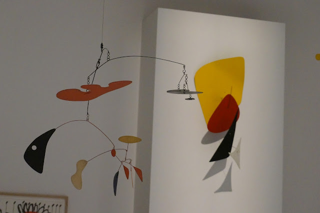 Alexander Calder - Musee Soulages  mobile 1951 fond jaune 1972
