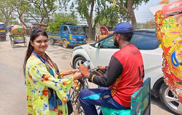 রিকশাওয়ালাদের পানি ও খাবার স্যালাইন দিল বাংলাদেশ ইউনিভার্সিটি