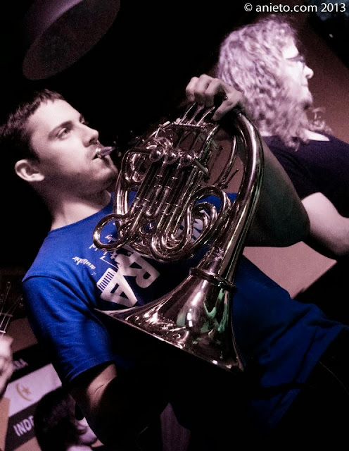 Álvaro Fernández playing horn with éFunk! Group