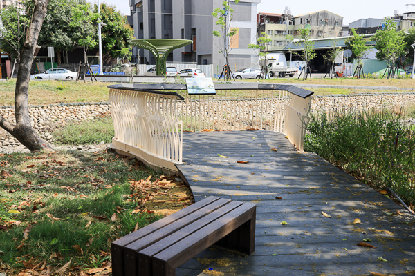 台中大里鳥竹圍公園旱溪河濱步道輕鬆散步，欣賞野鳥生態水岸美景