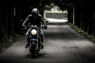 Un homme sur une moto