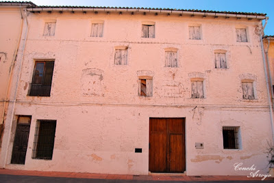 Antiguo casa de los Tallada. señores de Manuel, típica construcción de las casas para cría del gusano de seda. Hoy día casa-museo del pintor José A. Struch