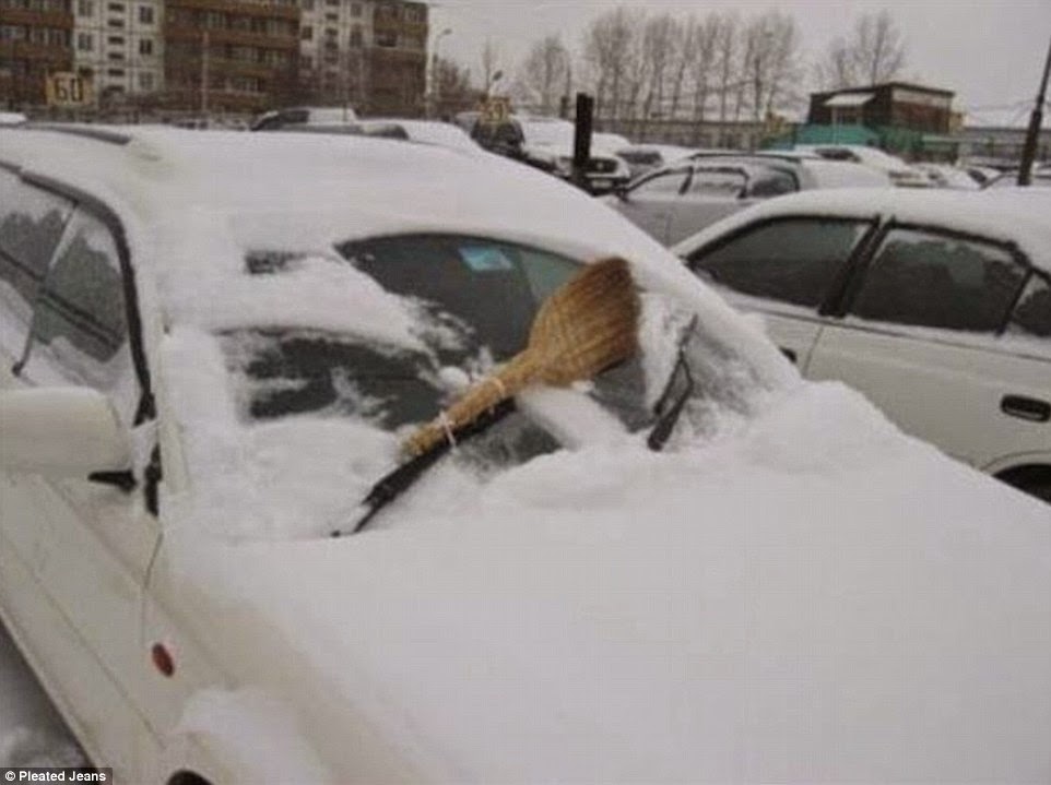 مقشة بدلا من قاشط الثلج في السيارة