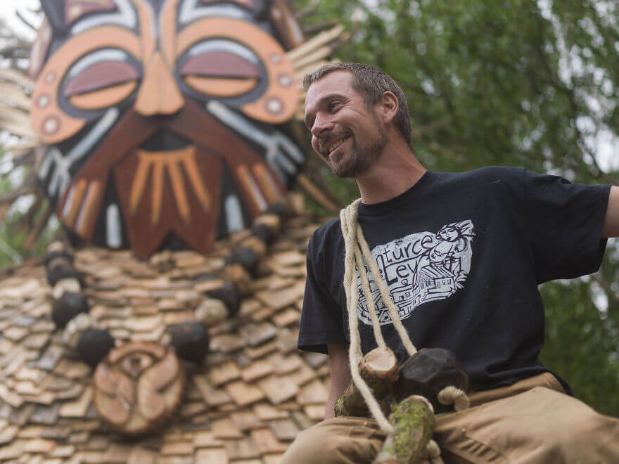 Guy Makes Giants From Wood And Hides Them In The Woods In Belgium